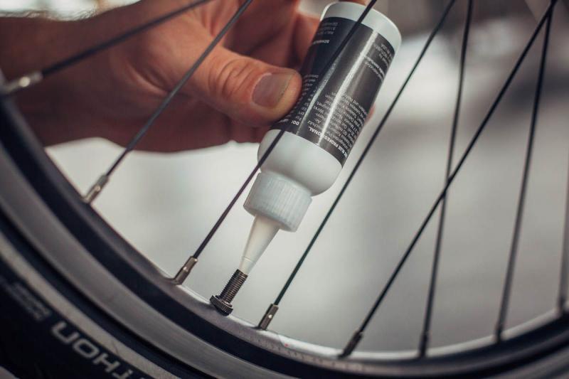 Tubelessmilch wird in den Reifen gefüllt übers Fahrradventil