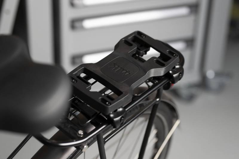 Eine MIK-Adapterplatte montiert am Fahrradkorb