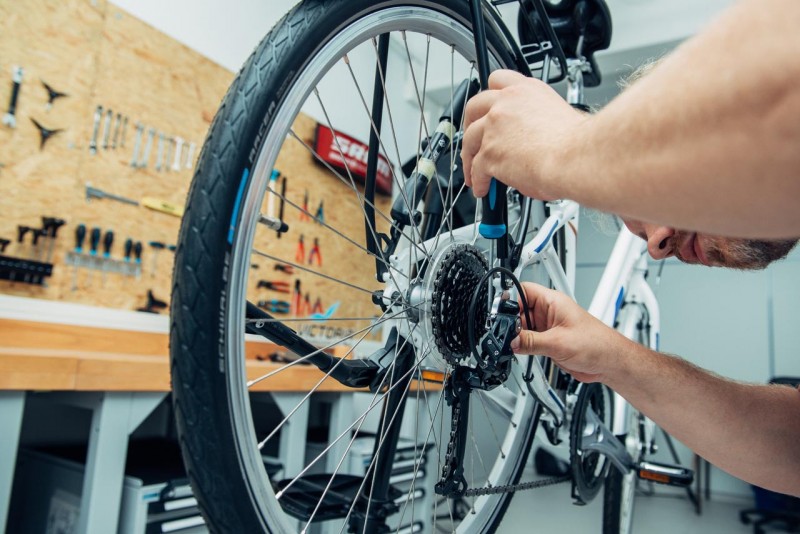 Einstellen der Umschlingung an einem Fahrrad Schaltwerk.