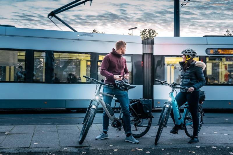 Zwei Radfahrer auf einem Bahnsteig mit CONTEC Fahrradlampen.