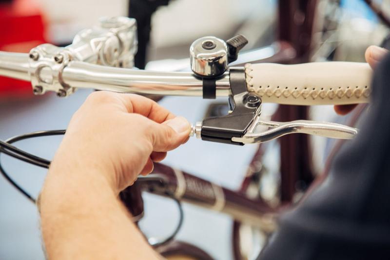 Bremszug an einer Fahrradbremse wird getauscht